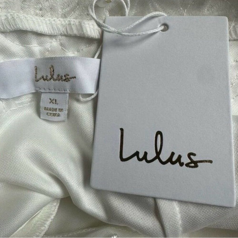 Elegant White Gown with Appliqué Detail - Picture 7 of 9